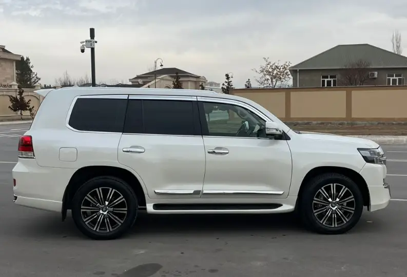Kirayə Toyota Land-Cruiser 2013